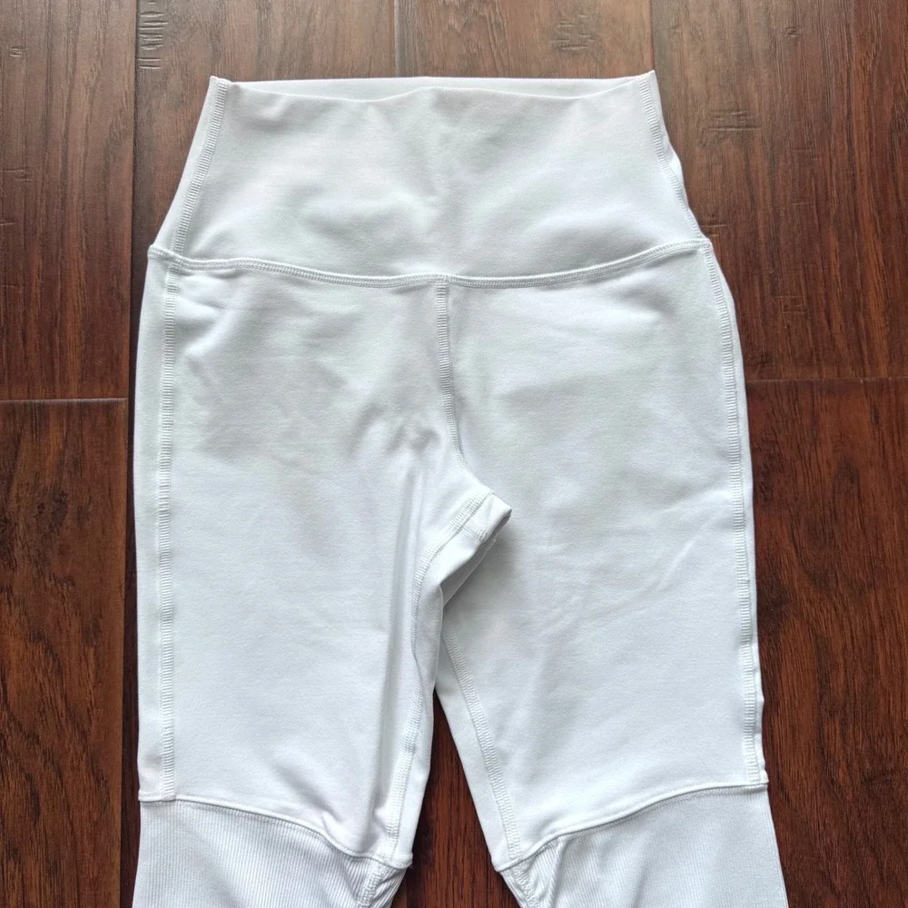 MINT! Alo Yoga Goddess Leggings Sz Small White Ribbed Knit Scrunch Clean Girl